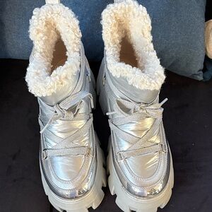 Stylish Silver Winter Boots with Cozy Lining